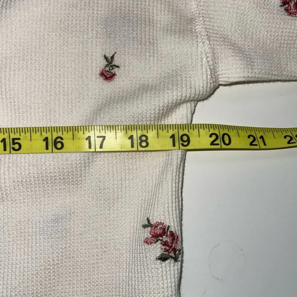 Altar’d State Embroidered Tee White Dainty Rose Waffle Knit Girly Xsmall Women’s - Picture 7 of 11